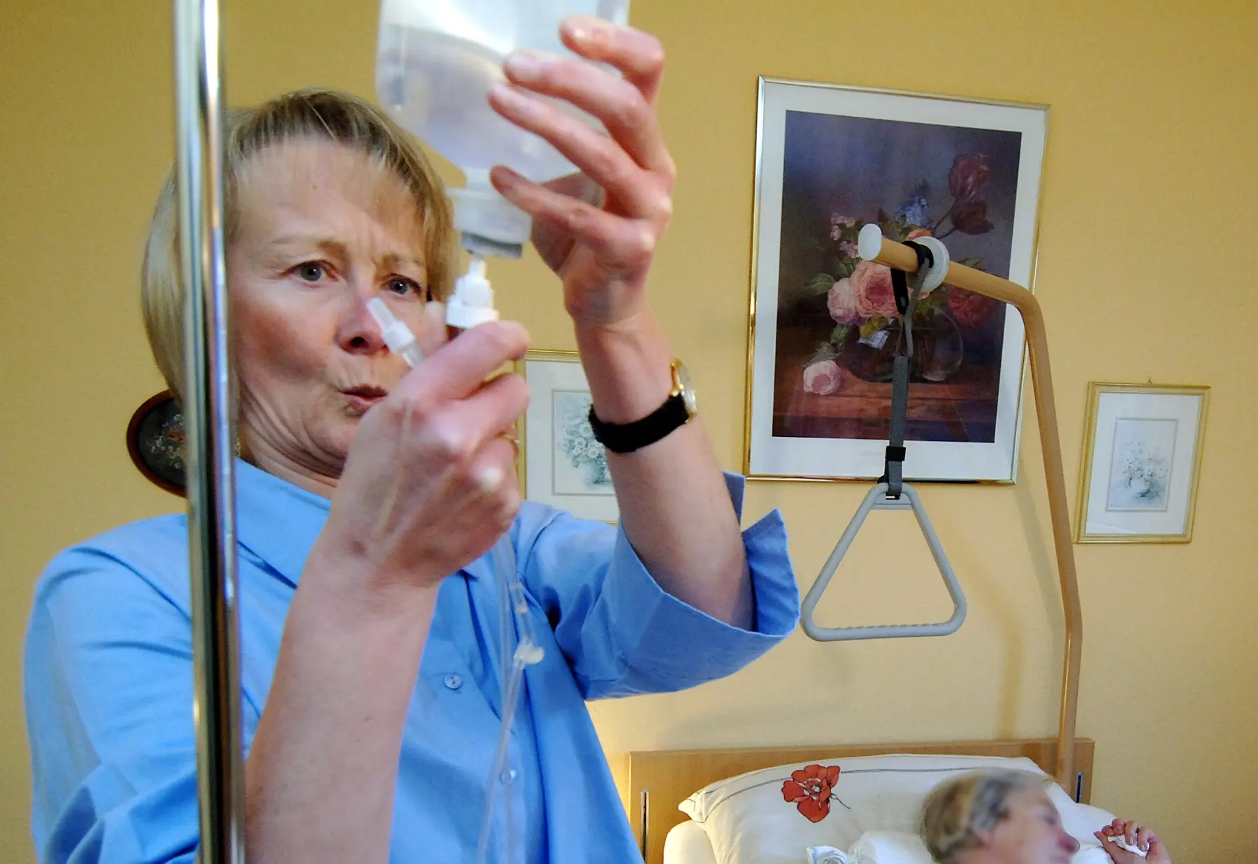 Pflegekraft von Statz und Maneck bereitet eine Infusion im häuslichen Umfeld vor