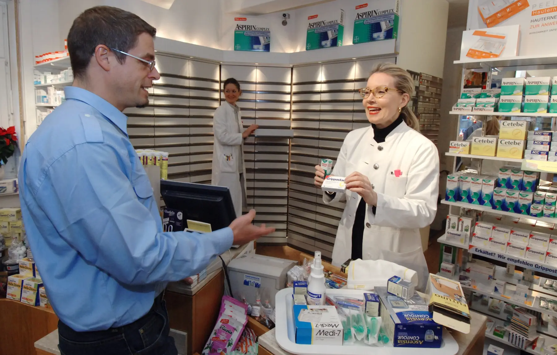 Mitarbeiter von Statz und Maneck im Gespräch mit einer Apothekerin