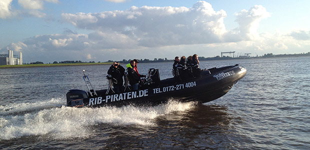 Gemeinsamer Ausflug des Teams mit einem Boot auf der Elbe