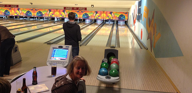 Mitarbeitende bei einem gemeinsamen Bowlingabend