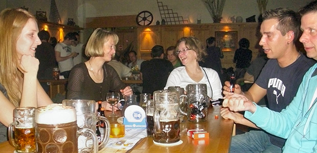 Kolleginnen und Kollegen bei einem gemeinsamen Abend